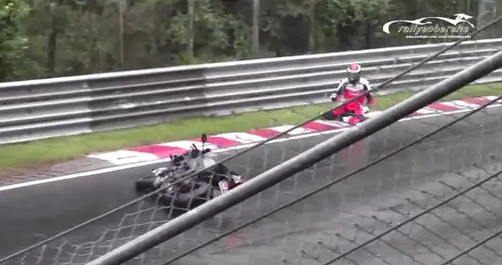 Scivolata al Nurburgring in moto sulla pioggia