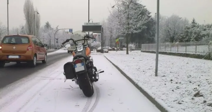 Foto del giorno: harleysta sulla neve