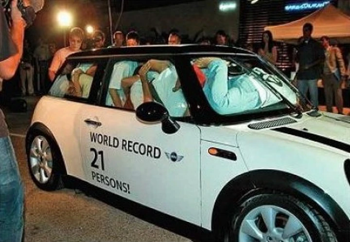 Quante persone possono stare dentro una Mini?