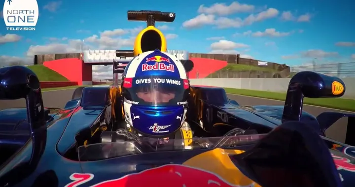 Guy Martin (Tyco BMW Superbike) vs David Coulthard (Red Bull RB8 Formula 1) a Silverstone