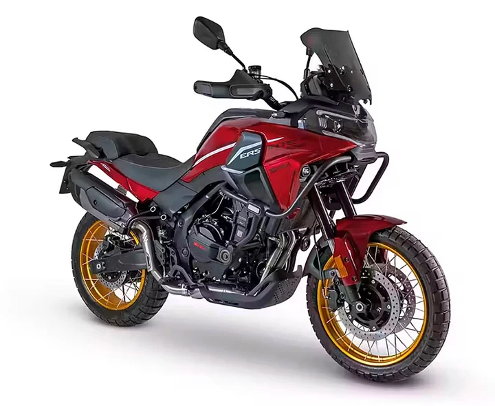 SWM Versante 550 sfida Voge e CFMOTO con un prezzo aggressivo