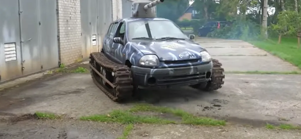 Una vecchia Renault Clio diventa un carro armato [Video]