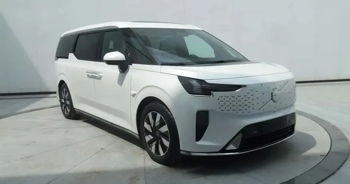 Volvo EM90: trapelate sul web le prime immagini del minivan elettrico