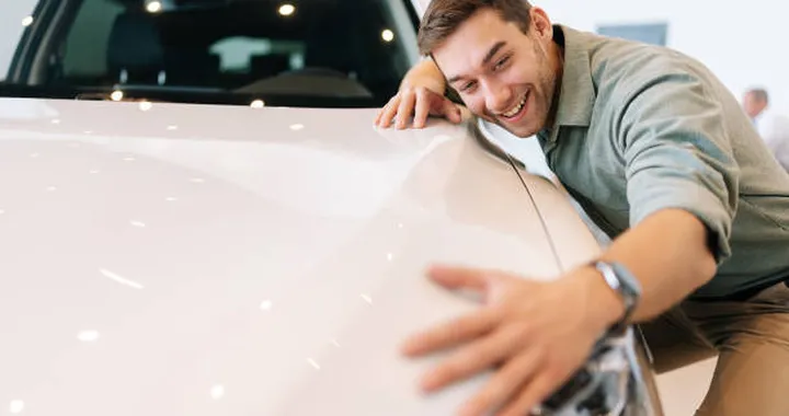 Auto nuove sempre più care, perché i giovani rinviano l'acquisto
