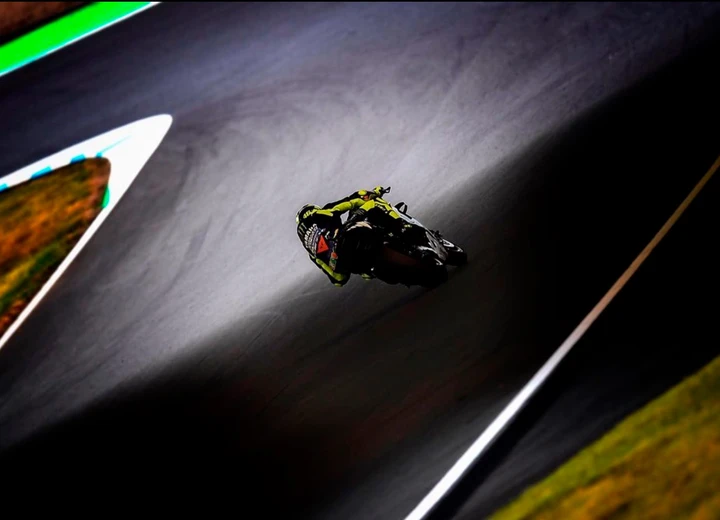 Rossi nel buio di Motegi: caduta per Valentino in Giappone