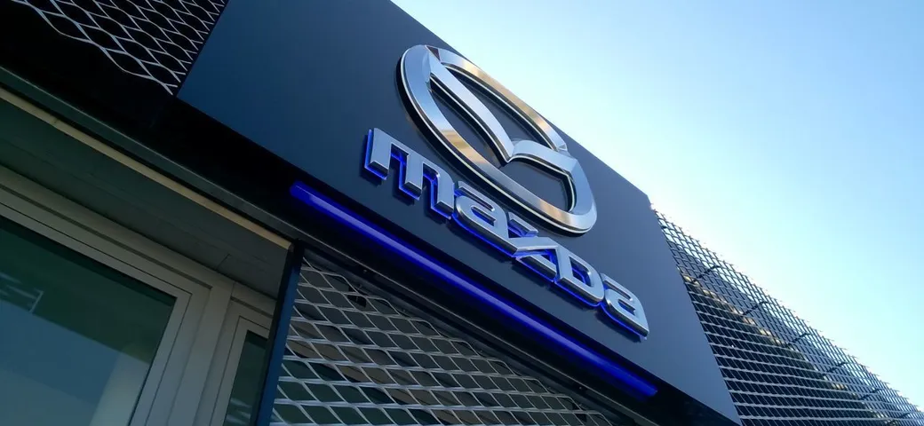 Mazda: cambia il logo, come sarà per le concessionarie