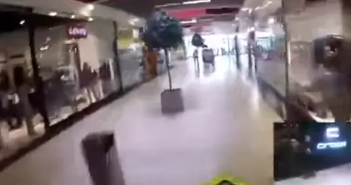 Folle in moto fa lo spavaldo nel centro commerciale [Video]