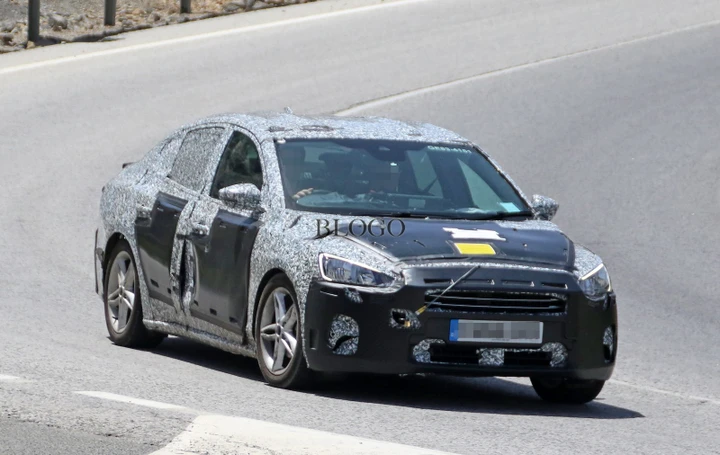 Ford Focus 2018: foto spia su strada