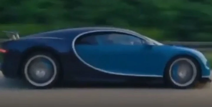 Bugatti Chiron sfreccia a velocità folli: 410 km/h in autostrada