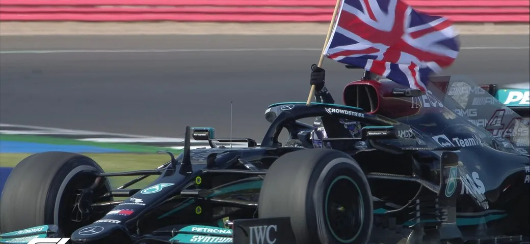 F1 GP di Gran Bretagna: Hamilton trionfa nonostante la penalità