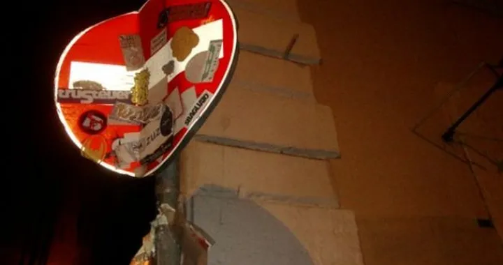 BastaUnAttimo: la campagna sulla sicurezza che accusa la segnaletica stradale