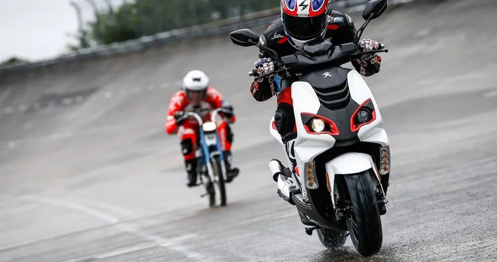 Peugeot Speedfight 4 50 da record con Masbou (Moto3)