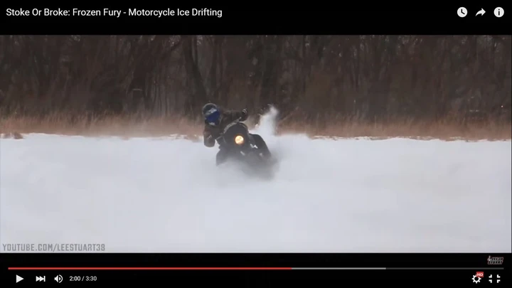 Drifting sul lago ghiacciato con l'Harley-Davidson [Video]