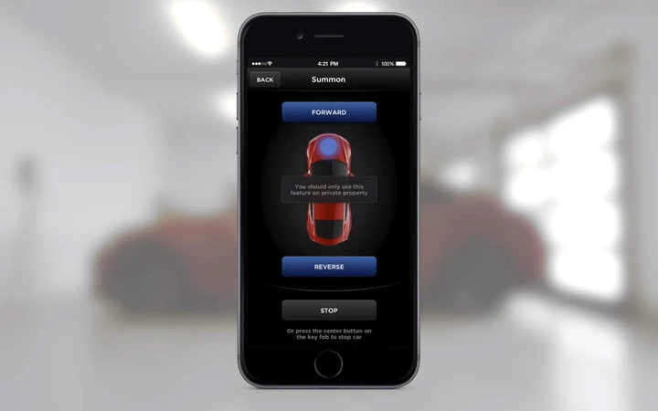 Auto elettriche Tesla: come usare la modalità Summon per non pagare il parcheggio