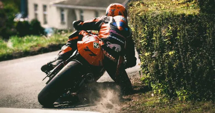 Tourist Trophy: il fascino di baciare il limite [Video]