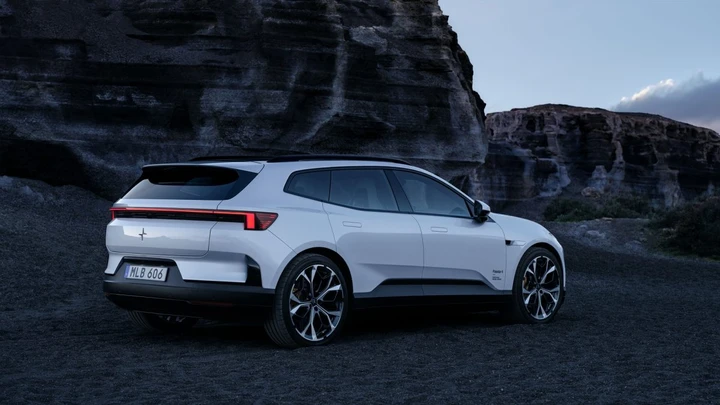Polestar 4 SUV, 544 CV e 630 km di autonomia: prezzi da 55.900 euro