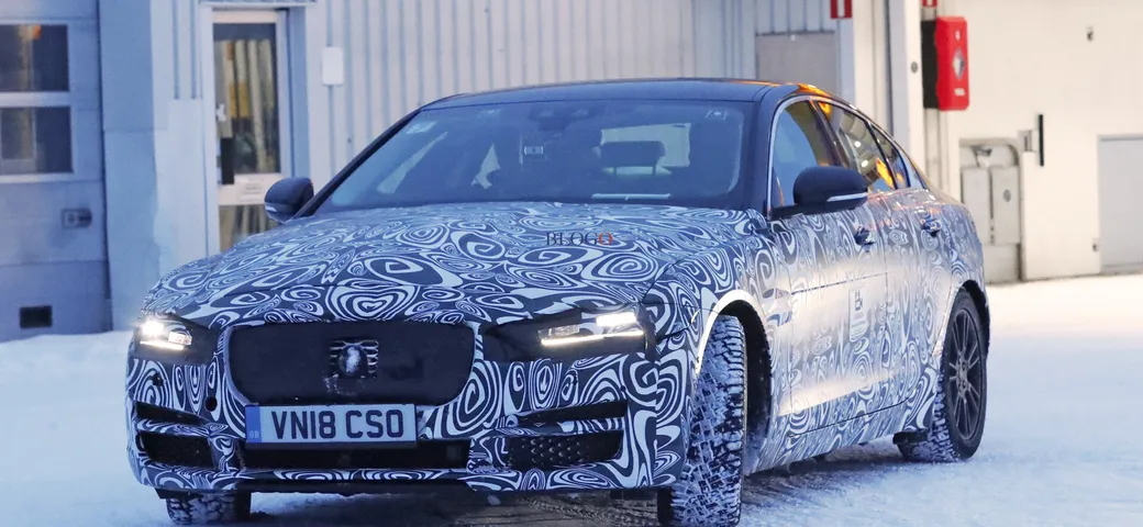 Jaguar XE: foto spia del restyling