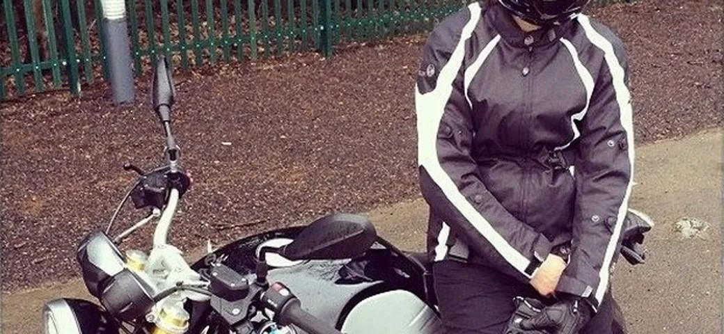 Milla Jovovich prova la BMW R nineT ... e cade [video]