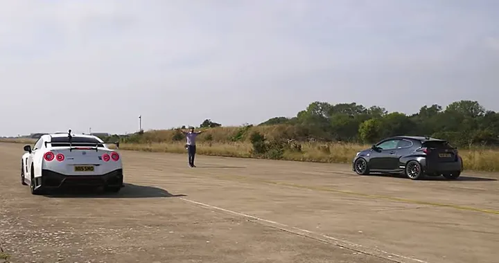 Toyota GR Yaris pompata sfida la Nissan GT-R NISMO nella drag race | Video