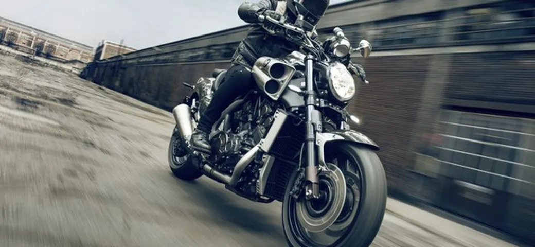 Yamaha VMAX Carbon Special Edition 2015 [Foto e Video]
