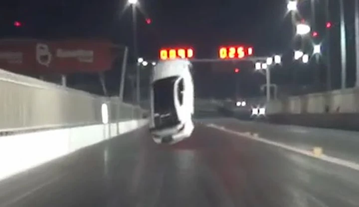 Il dragster perde aderenza e vola fuori dal circuito [Video]