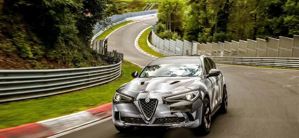 Alfa Romeo Stelvio Quadrifoglio: record al Nurburgring [Video]
