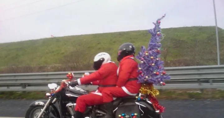 Foto del giorno: Babbo Natale avvistato a Milano