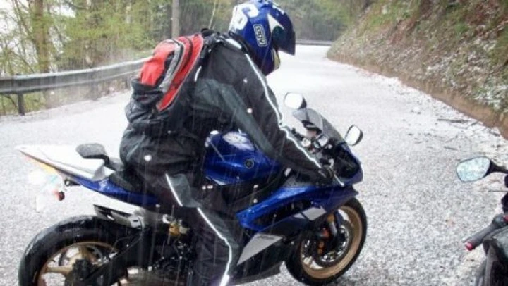 Foto del giorno: R6 sotto la grandine