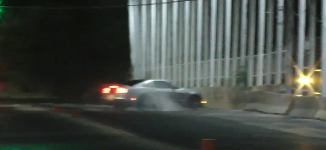 Drag race con crash per la Ford Mustang [Video]