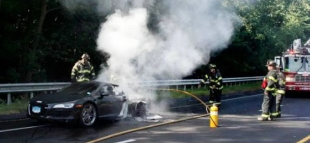 Vince alla lotteria e compra un'Audi R8. L'auto va a fuoco una settimana dopo