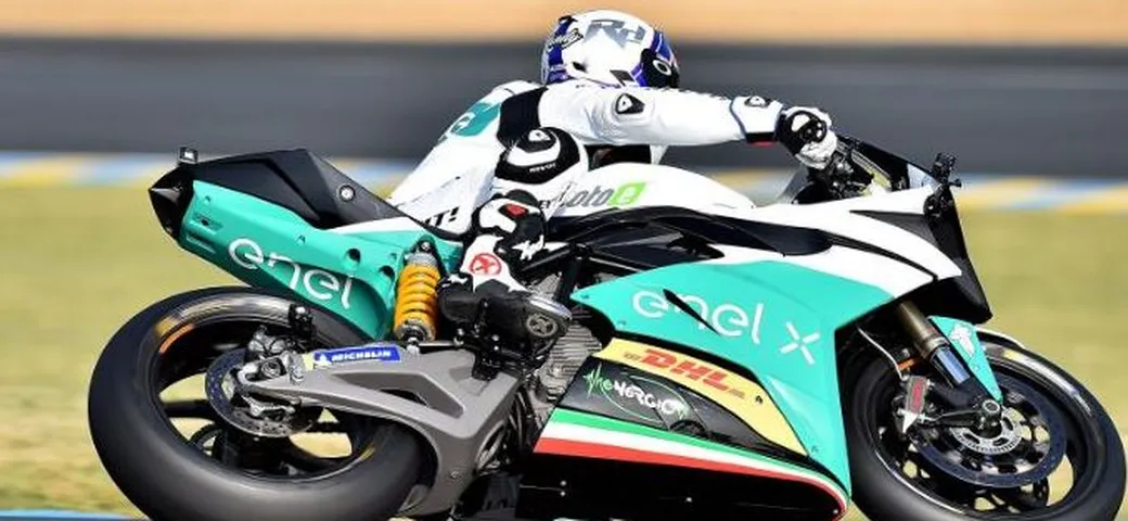 Energica MotoE: demo lap a Le Mans con Randy De Puniet [Video]