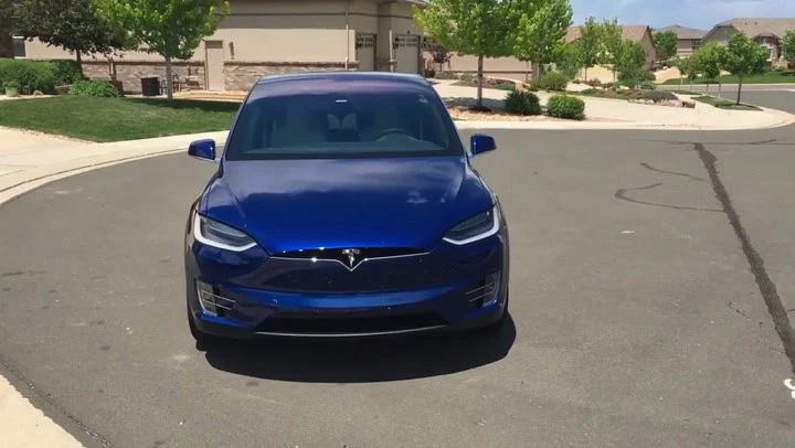 Tesla Model X: la chiusura automatica delle portiere