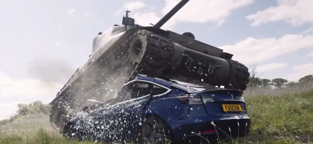 Schiaccia una Tesla Model 3 con un carro armato, il gesto di un veterano anti Musk