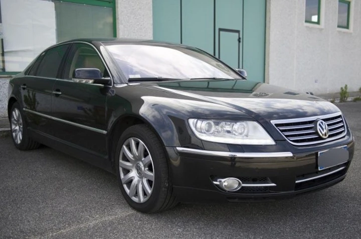 Auto blu su eBay: in vendita la Volkswagen Phaeton W12 a passo lungo