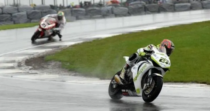 Donington bagnata: show e colpi di scena