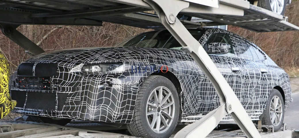 BMW i4: prime foto spia sulla bisarca