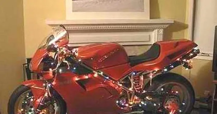 Una Ducati cone albero di Natale?