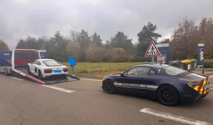 Audi R8 inseguita a 227 km/h sulla A11: fermata con Alpine A110