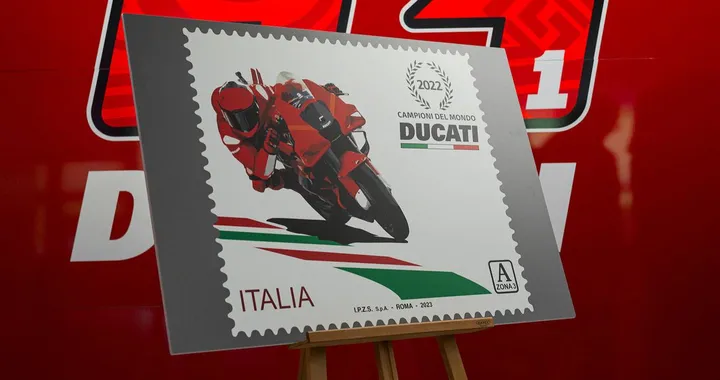Ducati presenta il francobollo dedicato alla vittoria in MotoGP 2022
