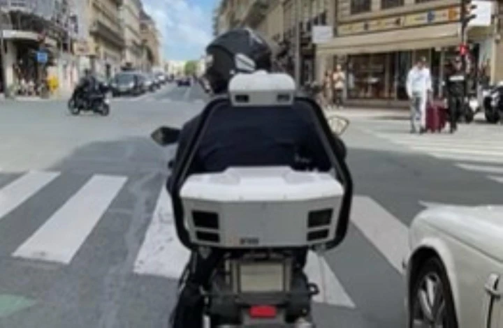 Francia: scooter con telecamere multano le auto in sosta selvaggia