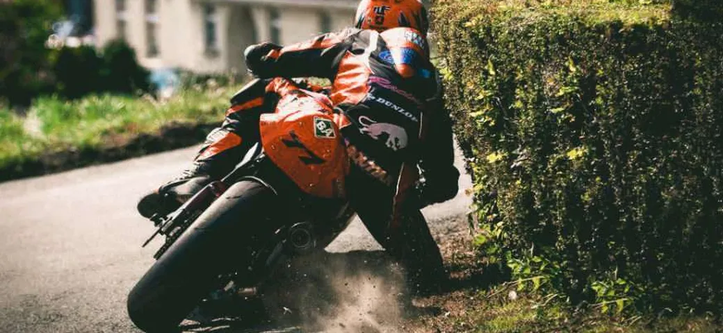 Tourist Trophy: il fascino di baciare il limite [Video]