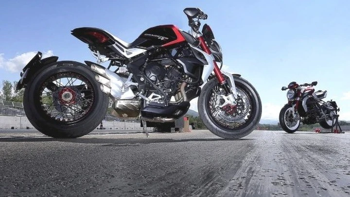 MV Agusta Dragster 800 RR 2015: foto, video, dettagli e scheda tecnica