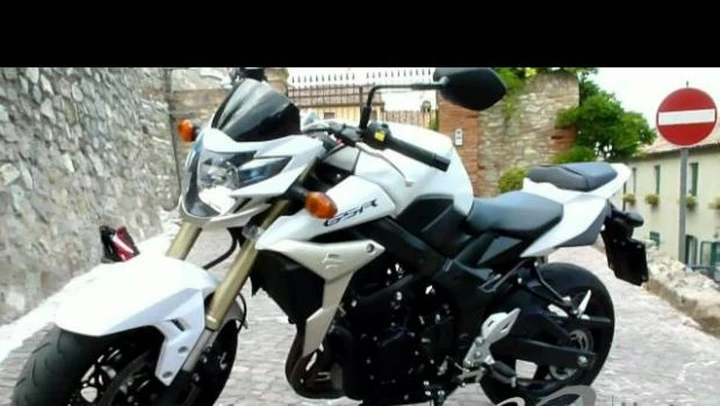 Suzuki GSR750: il video test di Motoblog