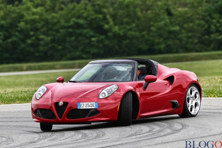 Alfa Romeo 4C Spider: video prova e listino prezzi completo