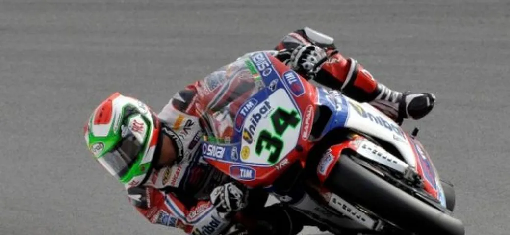 Superbike, Nurburgring: Giugliano precede Biaggi e Melandri nelle primi libere