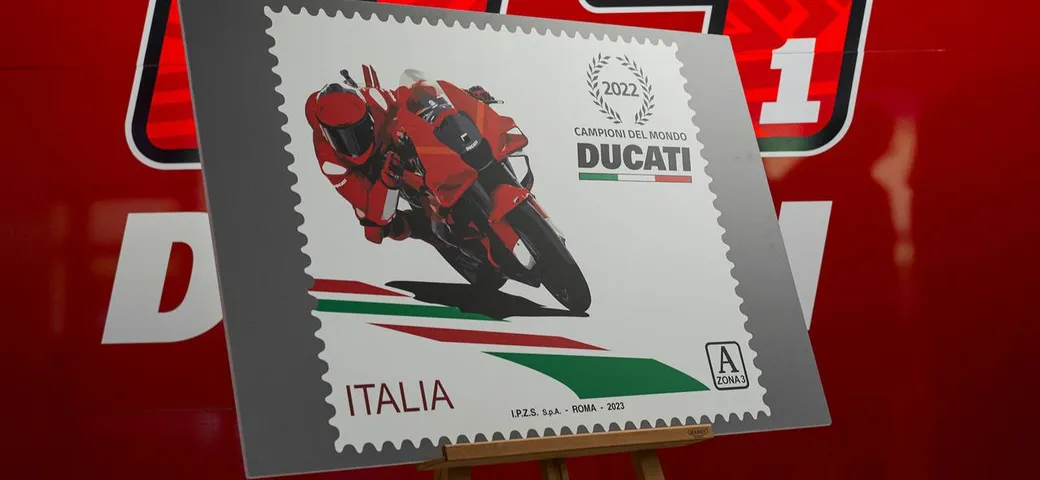Ducati presenta il francobollo dedicato alla vittoria in MotoGP 2022