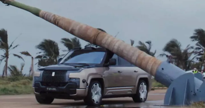 Sul maxi SUV cinese crolla addosso un albero, ma non si scompone