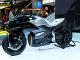 Honda ripensa il futuro: tra moto elettriche e ibridi, la nuova strategia globale