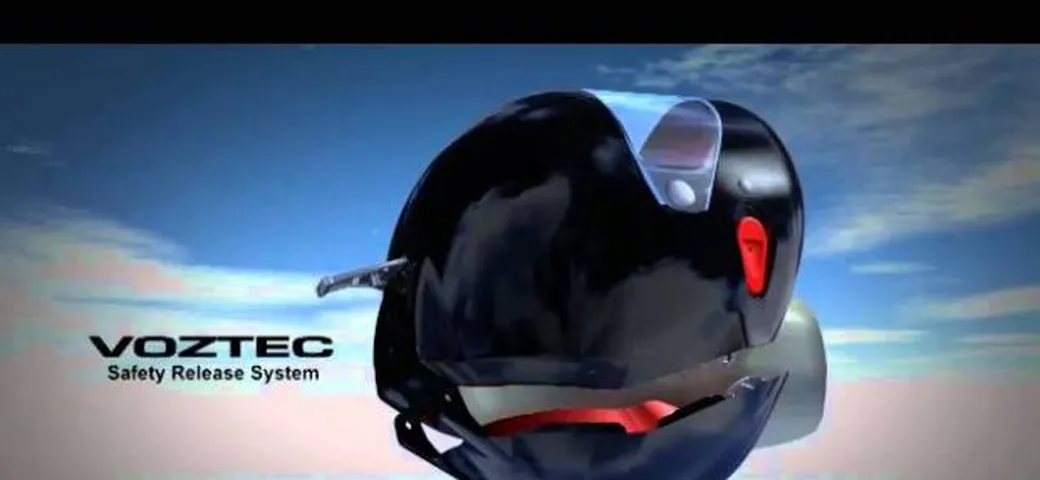 Voztec: casco con apertura posteriore, utile in caso di grave incidente