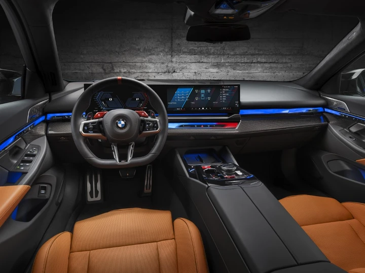 nuova BMW M5 2024 interni